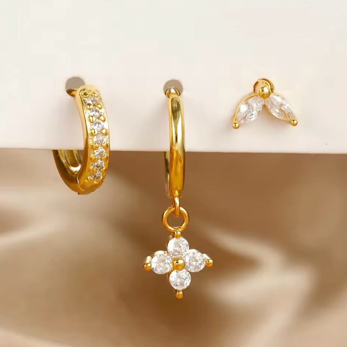 Set di 3 Orecchini Monogram Flower con Zirconi Oro/Argento